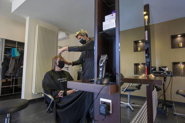 Illustration picture shows a hairdresser, Saturday 13 February 2021, in Oudenburg. The consultative committee who evaluates the measures taken to control the average number of additional Covid-19 infections in Belgium decided that hairdressers will be allowed to reopen from Today.  NICOLASxMAETERLINCK 2643933