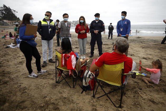 Concon, February 13, 2021 Health authorities and regional government along with Navy personnel inspect vacationers on the Amarilla beach of this commune that advanced to phase 3 Andres Pina Aton Chile, Concon Chile Aton 488593  Copyright: ANDRESxPINA ATONxCHILE