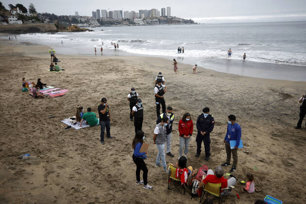 Concon, February 13, 2021 Health authorities and regional government along with Navy personnel inspect vacationers on the Amarilla beach of this commune that advanced to phase 3 Andres Pina Aton Chile, Concon Chile Aton 488594  Copyright: ANDRESxPINA ATONxCHILE