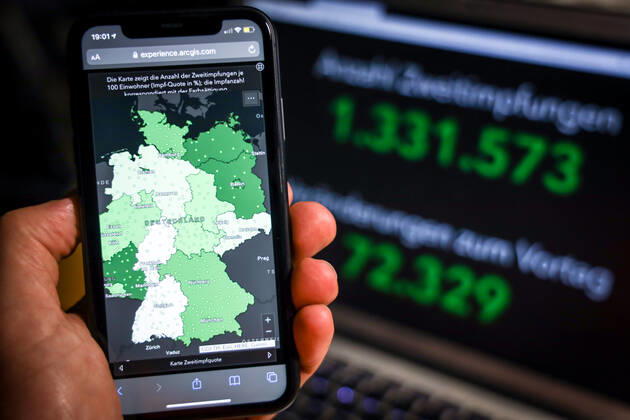 Coronavirus in Deutschland - COVID-19 Impfungen -Dashboard 13.02.2021: Esri Deutschland GmbH auf Basis des Digitalen Impfquotenmonitoring zur COVID-19-Impfung des RKI - Anzahl Erstimpfungen: 2.635.673 Veränderungen zum Vortag: 74.727 Anzahl Zweitimpfungen: 1.331.573 Veränderungen zum Vortag: 72.329 Datenstand vom 13.02.2021.