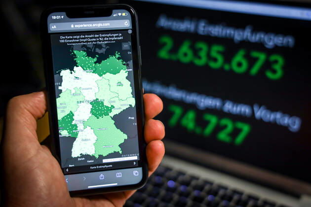 Coronavirus in Deutschland - COVID-19 Impfungen -Dashboard 13.02.2021: Esri Deutschland GmbH auf Basis des Digitalen Impfquotenmonitoring zur COVID-19-Impfung des RKI - Anzahl Erstimpfungen: 2.635.673 Veränderungen zum Vortag: 74.727 Anzahl Zweitimpfungen: 1.331.573 Veränderungen zum Vortag: 72.329 Datenstand vom 13.02.2021.