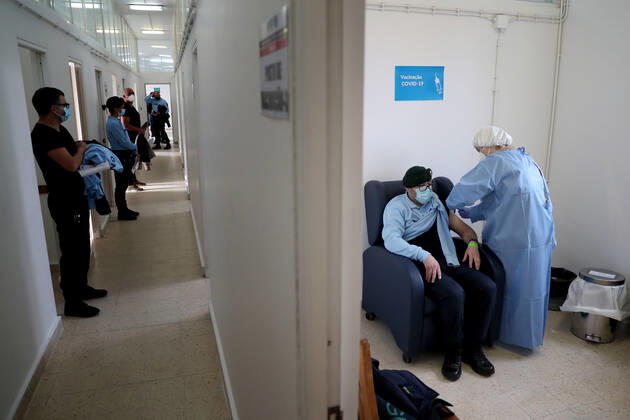 News Bilder des Tages February 13, 2021, Lisbon, Portugal: A National Republican Guard officer receives a first dose of the AstraZeneca Covid-19 vaccine on the first day of the security forces inoculation at the Conde de Lippe military barracks in Lisbon, Portugal, on February 13, 2021. Lisbon Portugal - ZUMAf123 20210213_zap_f123_017 Copyright: xPedroxFiuzax