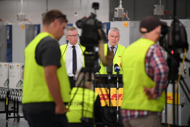 MICHAEL MCCORMACK SYDNEY VISIT, Deputy Prime Minister Michael McCormack speaks to media about the Covid-19 vaccine at a DHL facility in Sydney, Sunday, February 14, 2021. ( NO ARCHIVING, EDITORIAL USE ONLY, NO USE IN BOOKS WITHOUT CONSENT SYDNEY NSW AUSTRALIA  Copyright: xJOELxCARRETTx 20210214001520475744