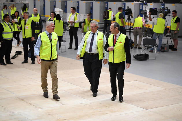 MICHAEL MCCORMACK SYDNEY VISIT, Deputy Prime Minister Michael McCormack, Minister for Regional Health Mark Coulton and DHL Australia CEO Sole Saul Resnick leave after inspecting fridges used to store Covid-19 vaccine at a DHL facility in Sydney, Sunday, February 14, 2021. ( NO ARCHIVING, EDITORIAL USE ONLY, NO USE IN BOOKS WITHOUT CONSENT SYDNEY NSW AUSTRALIA  Copyright: xJOELxCARRETTx 20210214001520476015