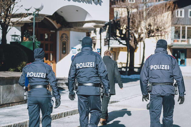 Zell am See THEMENBILD - BH Sachbearbeiter Michael Rieder betritt mit Polizei ein Hotel. Es wird kontrolliert, ob die Vorschriften während des Corona Lockdown eingehalten werden, aufgenommen am 13. Februar 2021 in Zell am See, Oesterreich Michael Rieder enters a hotel with police. Checks are made to see if the regulations are being observed during the Corona Lockdown, in Zell am See, Austria on 2021 02 13.