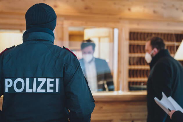 Zell am See THEMENBILD - Kontrolle in einem Hotel durch die BH Zell am See und die Polizei, aufgenommen am 13. Februar 2021 in Zell am See, Oesterreich Control in a hotel by the BH Zell am See and the police, in Zell am See, Austria on 2021 02 13.