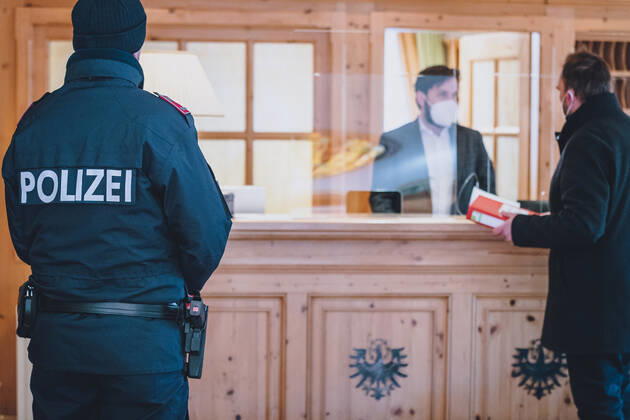 Zell am See THEMENBILD - Kontrolle in einem Hotel durch die BH Zell am See und die Polizei, aufgenommen am 13. Februar 2021 in Zell am See, Oesterreich Control in a hotel by the BH Zell am See and the police, in Zell am See, Austria on 2021 02 13.