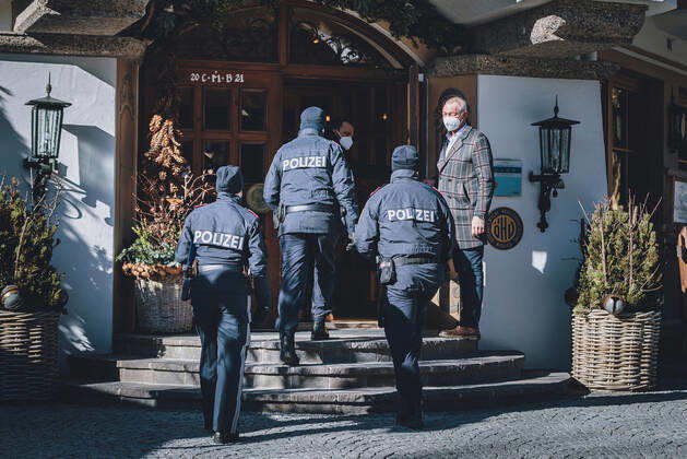 Zell am See THEMENBILD - Bezirkshauptmann Bernhard Gratz und ein Sachbearbeiter der Bezirkshauptmannschaft kontrollieren mit der Polizei ein Hotel, ob die Corona Lockdown Maßnahmen eingehalten werden, aufgenommen am 13. Februar 2021 in Zell am See, Oesterreich District governor Bernhard Gratz and a case officer of the district authority check a hotel with the police whether the corona lockdown measures are being observed, in Zell am See, Austria on 2021 02 13.