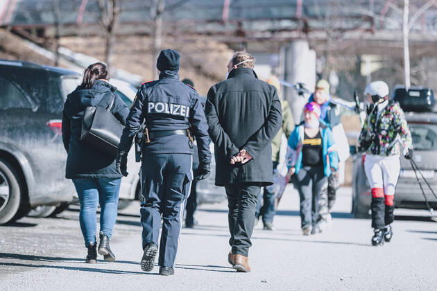 Zell am See THEMENBILD - Polizei und Sachbearbeiter der Bezirkshauptmannschaft Zell am See kontrollieren Fahrzeuge mit ausländischem Kennzeichen auf einem Parkplatz der Areitbahn, aufgenommen am 13. Februar 2021 in Zell am See, Oesterreich Police and officers of the district administration of Zell am See check vehicles with foreign licence plates, in Zell am See, Austria on 2021 02 13.