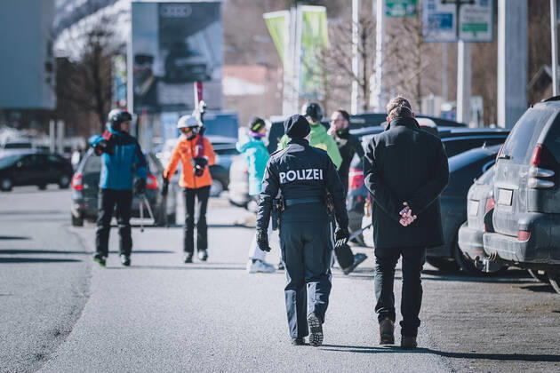 Zell am See THEMENBILD - Polizei und Sachbearbeiter der Bezirkshauptmannschaft Zell am See kontrollieren Fahrzeuge mit ausländischem Kennzeichen auf einem Parkplatz der Areitbahn, aufgenommen am 13. Februar 2021 in Zell am See, Oesterreich Police and officers of the district administration of Zell am See check vehicles with foreign licence plates, in Zell am See, Austria on 2021 02 13.