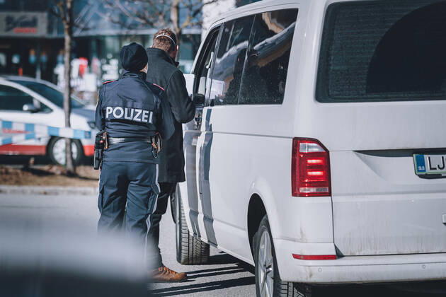 Zell am See THEMENBILD - Polizei und Sachbearbeiter der Bezirkshauptmannschaft Zell am See kontrollieren Fahrzeuge mit ausländischem Kennzeichen auf einem Parkplatz der Areitbahn, aufgenommen am 13. Februar 2021 in Zell am See, Oesterreich Police and officers of the district administration of Zell am See check vehicles with foreign licence plates, in Zell am See, Austria on 2021 02 13.