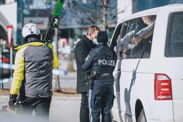 Zell am See THEMENBILD - Polizei und Sachbearbeiter der Bezirkshauptmannschaft Zell am See kontrollieren Fahrzeuge mit ausländischem Kennzeichen auf einem Parkplatz der Areitbahn, aufgenommen am 13. Februar 2021 in Zell am See, Oesterreich Police and officers of the district administration of Zell am See check vehicles with foreign licence plates, in Zell am See, Austria on 2021 02 13.