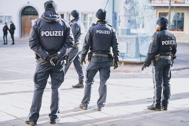 Zell am See THEMENBILD - Polizeieinsatz während der Corona-Krise, aufgenommen am 13. Februar 2021 in Zell am See, Oesterreich Police operation during the Corona crisis, in Zell am See, Austria on 2021 02 13.