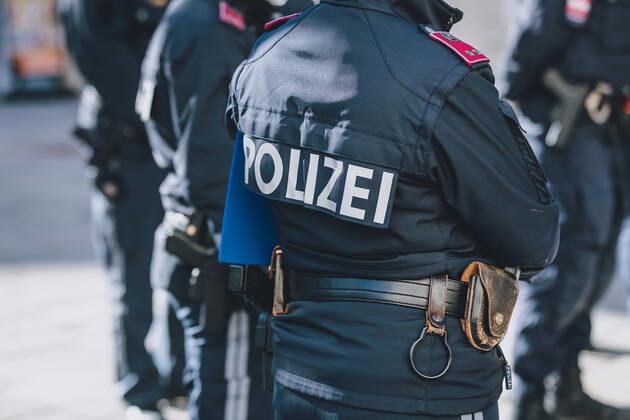 Zell am See THEMENBILD - Polizeieinsatz während der Corona-Krise, aufgenommen am 13. Februar 2021 in Zell am See, Oesterreich Police operation during the Corona crisis, in Zell am See, Austria on 2021 02 13.