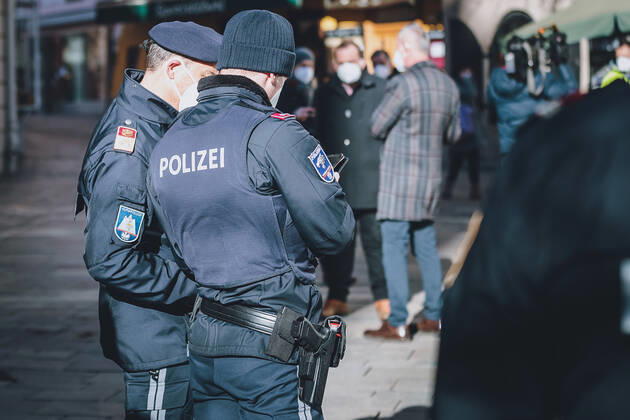 Zell am See THEMENBILD - Polizeieinsatz während der Corona-Krise, aufgenommen am 13. Februar 2021 in Zell am See, Oesterreich Police operation during the Corona crisis, in Zell am See, Austria on 2021 02 13.