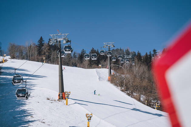 Zell am See THEMENBILD - die Gondeln der Areitbahn und Skifahrer auf der Skipiste, aufgenommen am 13. Februar 2021 in Zell am See, Oesterreich the gondolas of the Areitbahn and skiers on the ski slope, in Zell am See, Austria on 2021 02 13.