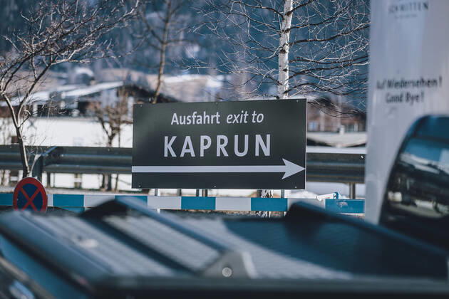 Zell am See THEMENBILD - ein Schild mit der Aufschrift Ausfahrt exit to Kaprun , aufgenommen am 13. Februar 2021 in Zell am See, Oesterreich a sign with the inscription Exit exit to Kaprun .in Zell am See, Austria on 2021 02 13.