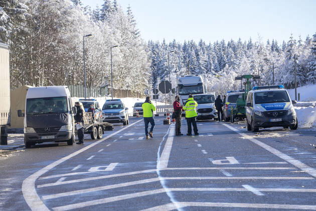 210214 Grenze. Seit Sonntag 0 Uhr gelten in Deutschland verschärfte Grenzkontrollen. An nahezu jeden Grenzübergang zwischen Tschechien und Deutschland wird jeder Autofahrer und LKW Fahrer kontrolliert. Die aus Tschechien nach Deutschland Reisenden müssen neben einem Coronanegativtest auch eine Einreiseanmeldung vorweisen können. Genau hier scheitern viele Autofahrer an der Grenze. Viele haben den Coronanegativtest vorliegen, aber nicht die Einreiseanmeldung. Die Anmeldebescheinigung kann direkt bei den Grenzbeamten ausgefüllt werden, doch das dauert. Die Folgen sind lange Wartezeiten an der Grenze sowie Stau. Auch am Grenzübergang Reitzenhain gab es am Sonntag trotz wenig Verkehr Stau. Oft mussten die Beamten mit den Arbeitgebern tele