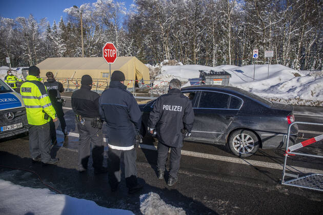 210214 Grenze. Seit Sonntag 0 Uhr gelten in Deutschland verschärfte Grenzkontrollen. An nahezu jeden Grenzübergang zwischen Tschechien und Deutschland wird jeder Autofahrer und LKW Fahrer kontrolliert. Die aus Tschechien nach Deutschland Reisenden müssen neben einem Coronanegativtest auch eine Einreiseanmeldung vorweisen können. Genau hier scheitern viele Autofahrer an der Grenze. Viele haben den Coronanegativtest vorliegen, aber nicht die Einreiseanmeldung. Die Anmeldebescheinigung kann direkt bei den Grenzbeamten ausgefüllt werden, doch das dauert. Die Folgen sind lange Wartezeiten an der Grenze sowie Stau. Auch am Grenzübergang Reitzenhain gab es am Sonntag trotz wenig Verkehr Stau. Oft mussten die Beamten mit den Arbeitgebern tele