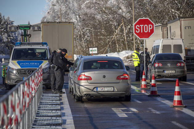 210214 Grenze. Seit Sonntag 0 Uhr gelten in Deutschland verschärfte Grenzkontrollen. An nahezu jeden Grenzübergang zwischen Tschechien und Deutschland wird jeder Autofahrer und LKW Fahrer kontrolliert. Die aus Tschechien nach Deutschland Reisenden müssen neben einem Coronanegativtest auch eine Einreiseanmeldung vorweisen können. Genau hier scheitern viele Autofahrer an der Grenze. Viele haben den Coronanegativtest vorliegen, aber nicht die Einreiseanmeldung. Die Anmeldebescheinigung kann direkt bei den Grenzbeamten ausgefüllt werden, doch das dauert. Die Folgen sind lange Wartezeiten an der Grenze sowie Stau. Auch am Grenzübergang Reitzenhain gab es am Sonntag trotz wenig Verkehr Stau. Oft mussten die Beamten mit den Arbeitgebern tele