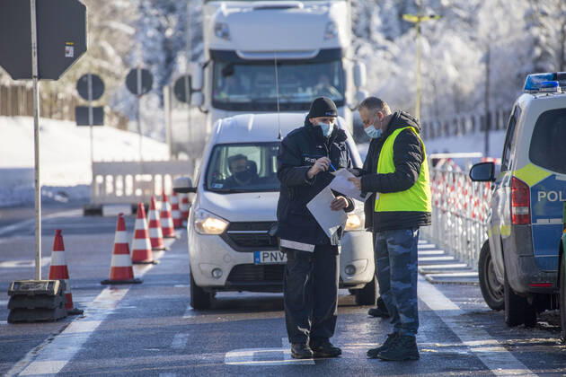 210214 Grenze. Seit Sonntag 0 Uhr gelten in Deutschland verschärfte Grenzkontrollen. An nahezu jeden Grenzübergang zwischen Tschechien und Deutschland wird jeder Autofahrer und LKW Fahrer kontrolliert. Die aus Tschechien nach Deutschland Reisenden müssen neben einem Coronanegativtest auch eine Einreiseanmeldung vorweisen können. Genau hier scheitern viele Autofahrer an der Grenze. Viele haben den Coronanegativtest vorliegen, aber nicht die Einreiseanmeldung. Die Anmeldebescheinigung kann direkt bei den Grenzbeamten ausgefüllt werden, doch das dauert. Die Folgen sind lange Wartezeiten an der Grenze sowie Stau. Auch am Grenzübergang Reitzenhain gab es am Sonntag trotz wenig Verkehr Stau. Oft mussten die Beamten mit den Arbeitgebern tele