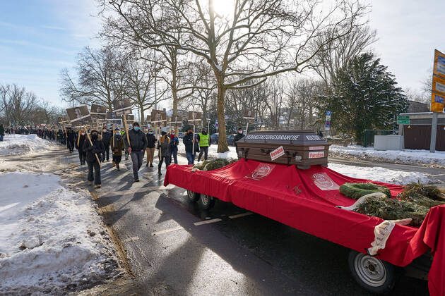 News Bilder des Tages Braunschweig Kulturzug - Demonstration - mit Abstand und Maske!, Demonstration, Braunschweig, 14.02.2021 Der Sarg gefolgt von den Teilnehmern der Demonstration auf dem Europaplatz Kulturzug - Demonstration - mit Abstand und Maske! Copyright: xDanielxReinelt xEibner-Pressefotox EP_drt