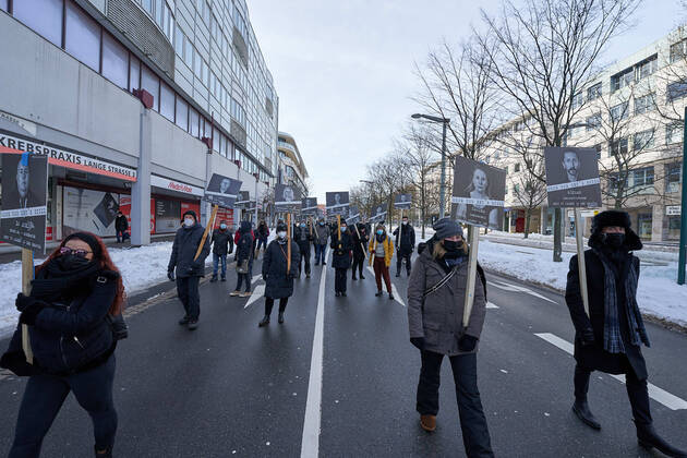 Braunschweig Kulturzug - Demonstration - mit Abstand und Maske!, Demonstration, Braunschweig, 14.02.2021 Die Teilnehmer der Demonstration mit ihren Schildern auf denen ihr eigenes Bild zu sehen ist Kulturzug - Demonstration - mit Abstand und Maske! Copyright: xDanielxReinelt xEibner-Pressefotox EP_drt
