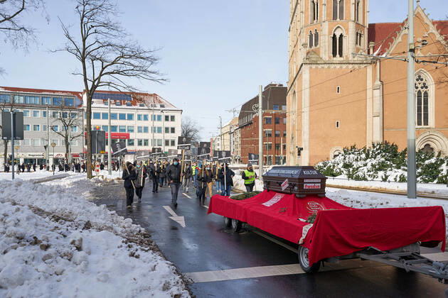 Braunschweig Kulturzug - Demonstration - mit Abstand und Maske!, Demonstration, Braunschweig, 14.02.2021 Die Teilnehmer der Demonstration mit ihren Schildern auf denen ihr eigenes Bild zu sehen ist folgen dem Fahrzeug mit dem Sarg Kulturzug - Demonstration - mit Abstand und Maske! Copyright: xDanielxReinelt xEibner-Pressefotox EP_drt