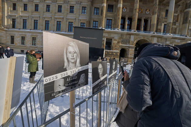 Braunschweig Kulturzug - Demonstration - mit Abstand und Maske!, Demonstration, Braunschweig, 14.02.2021 Abschlusskundgebung mit stummer Mahnwache vor dem Schloss auf dem Schlossplatz. Die Schilder mit den Gesichtern der Teilnehmer bleiben noch einige Tage vor Ort stehen Kulturzug - Demonstration - mit Abstand und Maske! Copyright: xDanielxReinelt xEibner-Pressefotox EP_drt
