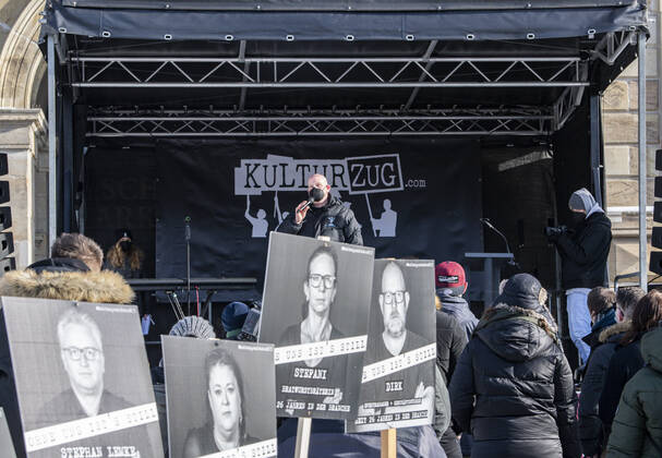 Braunschweig Kulturzug - Demonstration - mit Abstand und Maske!, Demonstration, Braunschweig, 14.02.2021 Dirk Woehler (Initiator Kulturzug und Kulturgesichter 053) auf der Buehne mit Schildern der stummen Mahnwache auf dem SChlossplatz Kulturzug - Demonstration - mit Abstand und Maske! Copyright: xDanielxReinelt xEibner-Pressefotox EP_drt