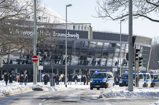 Braunschweig Kulturzug - Demonstration - mit Abstand und Maske!, Demonstration, Braunschweig, 14.02.2021 Polizei vor dem Zug Kulturzug - Demonstration - mit Abstand und Maske! Copyright: xDanielxReinelt xEibner-Pressefotox EP_drt