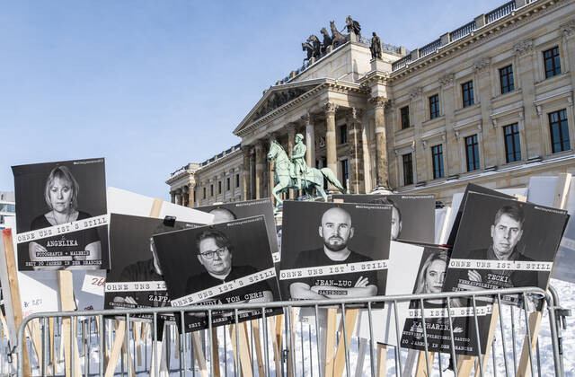 Braunschweig Kulturzug - Demonstration - mit Abstand und Maske!, Demonstration, Braunschweig, 14.02.2021 Schilder der stillen Mahnwache vor dem Braunschweiger Schloss Kulturzug - Demonstration - mit Abstand und Maske! Copyright: xDanielxReinelt xEibner-Pressefotox EP_drt