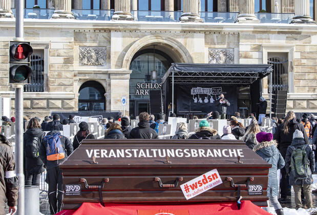 Braunschweig Kulturzug - Demonstration - mit Abstand und Maske!, Demonstration, Braunschweig, 14.02.2021 Der Sarg vor der Menge vor der Bühne Kulturzug - Demonstration - mit Abstand und Maske! Copyright: xDanielxReinelt xEibner-Pressefotox EP_drt