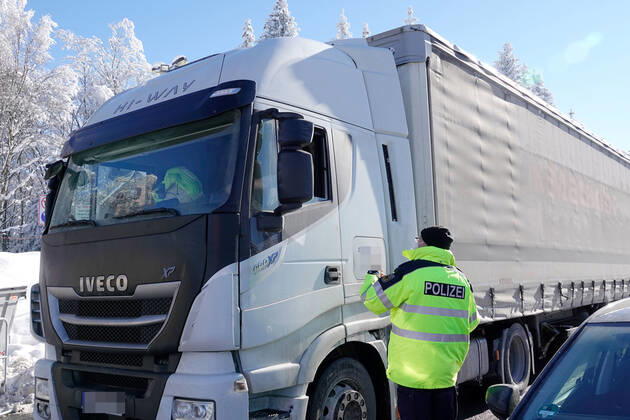 Corona- Grenzkontrolle 14.02.2021, Grenze, Reitzenhain, Grenzkontrolle Wegen der sich rasant ausbreitenden Corona- Pandemie in Tschechien sind ab heute die Grenzen zu Tschechien unter anderem auch in Sachsen geschlossen. Ausnahmen gibt es für Ärzte, Kranken- und Altenpfleger sowie für Lkw-Fahrer und landwirtschaftliche Saisonkräfte. Für alle Einreisenden gilt, dass sie einen negativen Coronatest vorweisen müssen. Die Polizeikräfte vor Ort wurden noch durch Kräfte der Bundespolizei verstärkt. Es gab eine Reihe von unwissenden Fahrern, die noch nicht über die neuen Corona- Verordnungen informiert waren. Mehrere LKW und PKW wurden auf Grund eines fehlenden negativen Corona- Tests nach Tschechien zurückgeschickt. Foto: Grenze Reitzenhain Che