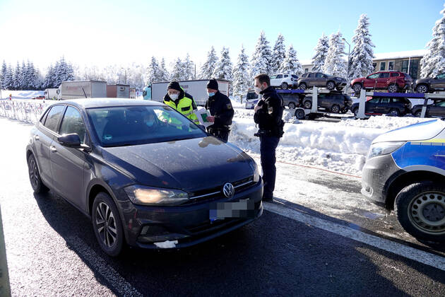 Corona- Grenzkontrolle 14.02.2021, Grenze, Reitzenhain, Grenzkontrolle Wegen der sich rasant ausbreitenden Corona- Pandemie in Tschechien sind ab heute die Grenzen zu Tschechien unter anderem auch in Sachsen geschlossen. Ausnahmen gibt es für Ärzte, Kranken- und Altenpfleger sowie für Lkw-Fahrer und landwirtschaftliche Saisonkräfte. Für alle Einreisenden gilt, dass sie einen negativen Coronatest vorweisen müssen. Die Polizeikräfte vor Ort wurden noch durch Kräfte der Bundespolizei verstärkt. Es gab eine Reihe von unwissenden Fahrern, die noch nicht über die neuen Corona- Verordnungen informiert waren. Mehrere LKW und PKW wurden auf Grund eines fehlenden negativen Corona- Tests nach Tschechien zurückgeschickt. Foto: Grenze Reitzenhain Che