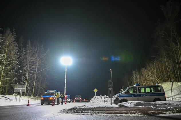 Oberlausitz - Grenzschließung zur Tschechischen Republik: Bundespolizei im Einsatz 14.02.2021 seit 00:00 Uhr Seifhennersdorf Warsndorf, Grenzübergang Fotograf: LausitzNews Toni Lehder Seit 00:00 Uhr werden von deutscher Seite aus die Grenzen zur Tschechischen Republik überwacht. In der Region Seifhennersdorf waren Kräfte der Bundespolizei im Einsatz, um die ab Sonntag geltenden Einreiseregeln zu kontrollieren. Pressemitteilung SMS Sachsen - 12.02.2021, 17:27 Uhr - Erstveröffentlichung Sachsen passt Quarantäne-Verordnung an: Ausnahmen für Berufs-Pendler aus Mutationsgebieten festgelegt Aufgrund der sich ausbreitenden Mutationen im Nachbarland Tschechien ändert der Freistaat Sachsen seine Quarantäne-Verordnung mit den Vorschri Copyright: xLausitzNews.de TonixLehderx