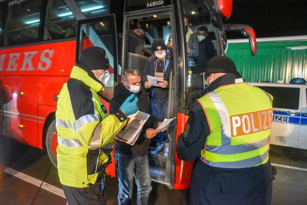 BAB17 Breitenau - Grenzschließung zur Tschechischen Republik: Bundespolizei im Einsatz 14.02.2021 seit 00:00 Uhr - Zinnwald, Teplitzer Straße (bilder mit Sperrscheibe) - A17 Richtung Dresden, Grenzübergang Breitenau - Grenzübergang Zinnwald-Georgenfeld (Polizeifahrzeug mit Blaulicht) Fotograf: LausitzNews Erik-Holm Langhof Seit 00:00 Uhr werden von deutscher Seite aus die Grenzen zur Tschechischen Republik überwacht. Auf der Autobahn 17 wurden zahlreiche Fahrzeuge zurückgewiesen. Die Kräfte der Bundespolizei mussten von anderen Grenzübergängen abgezogen werden, um die vielen Fahrzeuge auf der Autobahn zu kontrollieren. Pressemitteilung SMS Sachsen - 12.02.2021, 17:27 Uhr - Erstveröffentlichung Sachsen passt Quarantäne-Verordnu Copyright: xLausitzNews.de Erik-HolmxLanghofx