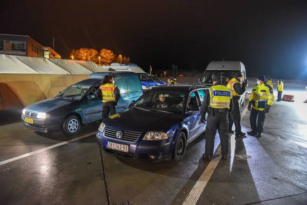 BAB17 Breitenau - Grenzschließung zur Tschechischen Republik: Bundespolizei im Einsatz 14.02.2021 seit 00:00 Uhr - Zinnwald, Teplitzer Straße (bilder mit Sperrscheibe) - A17 Richtung Dresden, Grenzübergang Breitenau - Grenzübergang Zinnwald-Georgenfeld (Polizeifahrzeug mit Blaulicht) Fotograf: LausitzNews Erik-Holm Langhof Seit 00:00 Uhr werden von deutscher Seite aus die Grenzen zur Tschechischen Republik überwacht. Auf der Autobahn 17 wurden zahlreiche Fahrzeuge zurückgewiesen. Die Kräfte der Bundespolizei mussten von anderen Grenzübergängen abgezogen werden, um die vielen Fahrzeuge auf der Autobahn zu kontrollieren. Pressemitteilung SMS Sachsen - 12.02.2021, 17:27 Uhr - Erstveröffentlichung Sachsen passt Quarantäne-Verordnu Copyright: xLausitzNews.de Erik-HolmxLanghofx