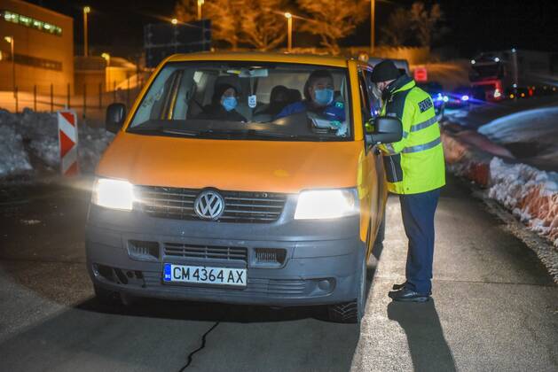 BAB17 Breitenau - Grenzschließung zur Tschechischen Republik: Bundespolizei im Einsatz 14.02.2021 seit 00:00 Uhr - Zinnwald, Teplitzer Straße (bilder mit Sperrscheibe) - A17 Richtung Dresden, Grenzübergang Breitenau - Grenzübergang Zinnwald-Georgenfeld (Polizeifahrzeug mit Blaulicht) Fotograf: LausitzNews Erik-Holm Langhof Seit 00:00 Uhr werden von deutscher Seite aus die Grenzen zur Tschechischen Republik überwacht. Auf der Autobahn 17 wurden zahlreiche Fahrzeuge zurückgewiesen. Die Kräfte der Bundespolizei mussten von anderen Grenzübergängen abgezogen werden, um die vielen Fahrzeuge auf der Autobahn zu kontrollieren. Pressemitteilung SMS Sachsen - 12.02.2021, 17:27 Uhr - Erstveröffentlichung Sachsen passt Quarantäne-Verordnu Copyright: xLausitzNews.de Erik-HolmxLanghofx