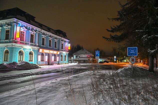 Oberlausitz - Grenzschließung zur Tschechischen Republik: Bundespolizei im Einsatz 14.02.2021 seit 00:00 Uhr Seifhennersdorf Warsndorf, Grenzübergang Fotograf: LausitzNews Toni Lehder Seit 00:00 Uhr werden von deutscher Seite aus die Grenzen zur Tschechischen Republik überwacht. In der Region Seifhennersdorf waren Kräfte der Bundespolizei im Einsatz, um die ab Sonntag geltenden Einreiseregeln zu kontrollieren. Pressemitteilung SMS Sachsen - 12.02.2021, 17:27 Uhr - Erstveröffentlichung Sachsen passt Quarantäne-Verordnung an: Ausnahmen für Berufs-Pendler aus Mutationsgebieten festgelegt Aufgrund der sich ausbreitenden Mutationen im Nachbarland Tschechien ändert der Freistaat Sachsen seine Quarantäne-Verordnung mit den Vorschri Copyright: xLausitzNews.de TonixLehderx