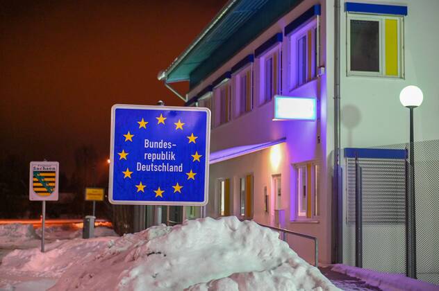 Oberlausitz - Grenzschließung zur Tschechischen Republik: Bundespolizei im Einsatz 14.02.2021 seit 00:00 Uhr Seifhennersdorf Warsndorf, Grenzübergang Fotograf: LausitzNews Toni Lehder Seit 00:00 Uhr werden von deutscher Seite aus die Grenzen zur Tschechischen Republik überwacht. In der Region Seifhennersdorf waren Kräfte der Bundespolizei im Einsatz, um die ab Sonntag geltenden Einreiseregeln zu kontrollieren. Pressemitteilung SMS Sachsen - 12.02.2021, 17:27 Uhr - Erstveröffentlichung Sachsen passt Quarantäne-Verordnung an: Ausnahmen für Berufs-Pendler aus Mutationsgebieten festgelegt Aufgrund der sich ausbreitenden Mutationen im Nachbarland Tschechien ändert der Freistaat Sachsen seine Quarantäne-Verordnung mit den Vorschri Copyright: xLausitzNews.de TonixLehderx
