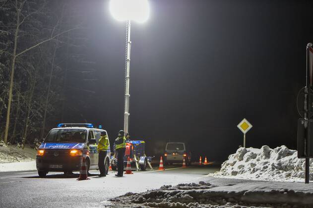 Oberlausitz - Grenzschließung zur Tschechischen Republik: Bundespolizei im Einsatz 14.02.2021 seit 00:00 Uhr Seifhennersdorf Warsndorf, Grenzübergang Fotograf: LausitzNews Toni Lehder Seit 00:00 Uhr werden von deutscher Seite aus die Grenzen zur Tschechischen Republik überwacht. In der Region Seifhennersdorf waren Kräfte der Bundespolizei im Einsatz, um die ab Sonntag geltenden Einreiseregeln zu kontrollieren. Pressemitteilung SMS Sachsen - 12.02.2021, 17:27 Uhr - Erstveröffentlichung Sachsen passt Quarantäne-Verordnung an: Ausnahmen für Berufs-Pendler aus Mutationsgebieten festgelegt Aufgrund der sich ausbreitenden Mutationen im Nachbarland Tschechien ändert der Freistaat Sachsen seine Quarantäne-Verordnung mit den Vorschri Copyright: xLausitzNews.de TonixLehderx