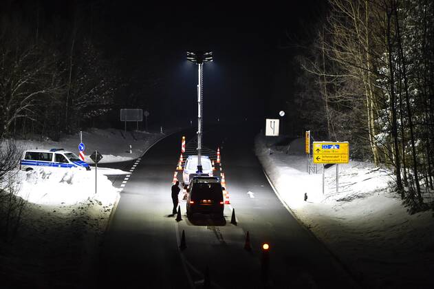 Oberlausitz - Grenzschließung zur Tschechischen Republik: Bundespolizei im Einsatz 14.02.2021 seit 00:00 Uhr Seifhennersdorf Warsndorf, Grenzübergang Fotograf: LausitzNews Toni Lehder Seit 00:00 Uhr werden von deutscher Seite aus die Grenzen zur Tschechischen Republik überwacht. In der Region Seifhennersdorf waren Kräfte der Bundespolizei im Einsatz, um die ab Sonntag geltenden Einreiseregeln zu kontrollieren. Pressemitteilung SMS Sachsen - 12.02.2021, 17:27 Uhr - Erstveröffentlichung Sachsen passt Quarantäne-Verordnung an: Ausnahmen für Berufs-Pendler aus Mutationsgebieten festgelegt Aufgrund der sich ausbreitenden Mutationen im Nachbarland Tschechien ändert der Freistaat Sachsen seine Quarantäne-Verordnung mit den Vorschri Copyright: xLausitzNews.de TonixLehderx