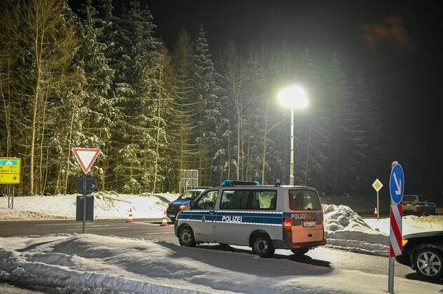 Oberlausitz - Grenzschließung zur Tschechischen Republik: Bundespolizei im Einsatz 14.02.2021 seit 00:00 Uhr Seifhennersdorf Warsndorf, Grenzübergang Fotograf: LausitzNews Toni Lehder Seit 00:00 Uhr werden von deutscher Seite aus die Grenzen zur Tschechischen Republik überwacht. In der Region Seifhennersdorf waren Kräfte der Bundespolizei im Einsatz, um die ab Sonntag geltenden Einreiseregeln zu kontrollieren. Pressemitteilung SMS Sachsen - 12.02.2021, 17:27 Uhr - Erstveröffentlichung Sachsen passt Quarantäne-Verordnung an: Ausnahmen für Berufs-Pendler aus Mutationsgebieten festgelegt Aufgrund der sich ausbreitenden Mutationen im Nachbarland Tschechien ändert der Freistaat Sachsen seine Quarantäne-Verordnung mit den Vorschri Copyright: xLausitzNews.de TonixLehderx