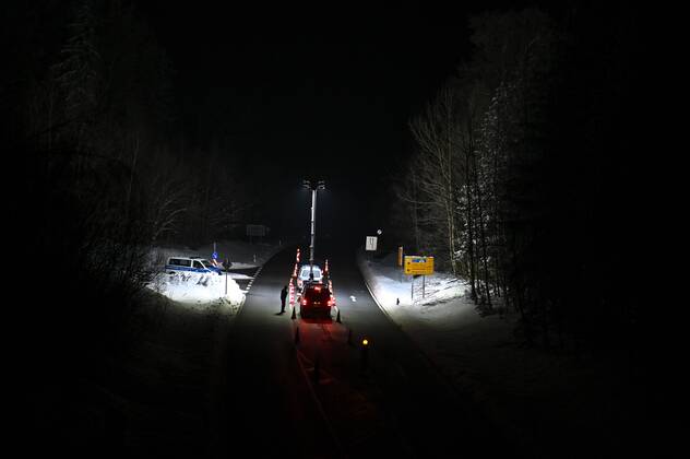 Oberlausitz - Grenzschließung zur Tschechischen Republik: Bundespolizei im Einsatz 14.02.2021 seit 00:00 Uhr Seifhennersdorf Warsndorf, Grenzübergang Fotograf: LausitzNews Toni Lehder Seit 00:00 Uhr werden von deutscher Seite aus die Grenzen zur Tschechischen Republik überwacht. In der Region Seifhennersdorf waren Kräfte der Bundespolizei im Einsatz, um die ab Sonntag geltenden Einreiseregeln zu kontrollieren. Pressemitteilung SMS Sachsen - 12.02.2021, 17:27 Uhr - Erstveröffentlichung Sachsen passt Quarantäne-Verordnung an: Ausnahmen für Berufs-Pendler aus Mutationsgebieten festgelegt Aufgrund der sich ausbreitenden Mutationen im Nachbarland Tschechien ändert der Freistaat Sachsen seine Quarantäne-Verordnung mit den Vorschri Copyright: xLausitzNews.de TonixLehderx