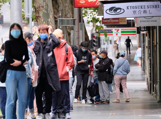 VICTORIA CORONAVIRUS COVID19, Melbournians line up to be tested for Covid 19 in Melbourne, Monday, February 15, 2021. Victorians are in lockdown for the third time amid fears the highly infectious UK strain of coronavirus has spread in the community. ( NO ARCHIVING, EDITORIAL USE ONLY, NO USE IN BOOKS WITHOUT CONSENT MELBOURNE VIC AUSTRALIA  Copyright: xLUISxASCUIx 20210215001520701533