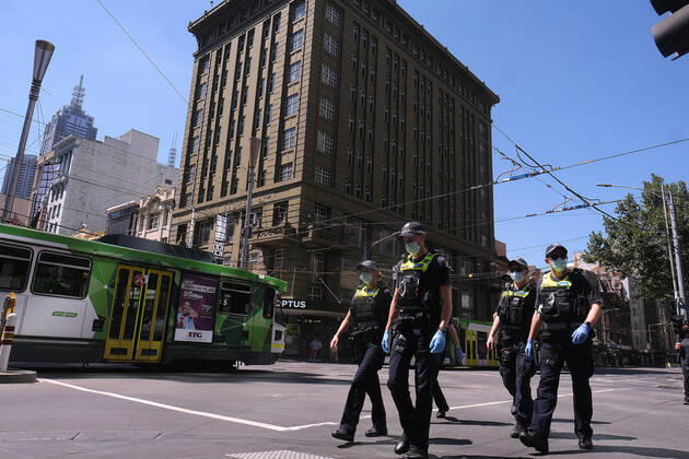 VICTORIA CORONAVIRUS COVID19, Victorian Police officers walk around Melbourne?s CBD , Monday, February 15, 2021. Victorians are in lockdown for the third time amid fears the highly infectious UK strain of coronavirus has spread in the community. ( NO ARCHIVING, EDITORIAL USE ONLY, NO USE IN BOOKS WITHOUT CONSENT MELBOURNE VIC AUSTRALIA  Copyright: xLUISxASCUIx 20210215001520717057