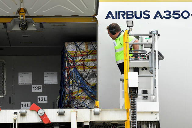 AUSTRALIA PFIZER VACCINE ARRIVAL, The first shipment of Pfizer COVID-19 vaccines is unloaded from a Singapore Airlines plane at Sydney International Airport on Monday, February 15, 2021. More than 142,000 doses of the Pfizer BioNTech COVID-19 vaccine have arrived at Sydney airport in Australia?s response to the pandemic. This is the first shipment of 20 million doses of the Pfizer vaccine the Government has secured as part of Australia?s COVID-19 Vaccine and Treatment Strategy. ( NO ARCHIVING, EDITORIAL USE ONLY, NO USE IN BOOKS WITHOUT CONSENT  Copyright: xBIANCAxDExMARCHIx 20210215001520717435