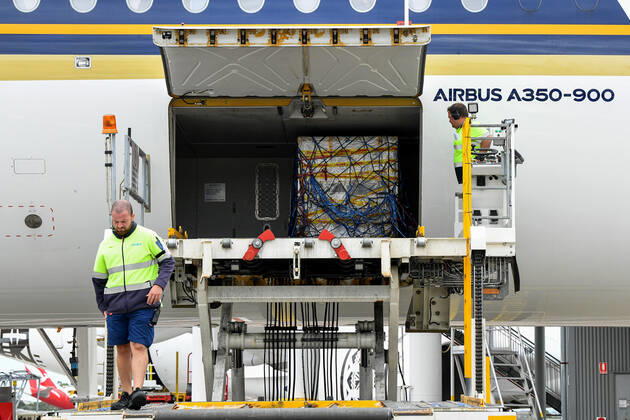 AUSTRALIA PFIZER VACCINE ARRIVAL, The first Australian shipment of Pfizer COVID-19 vaccines is unloaded from a Singapore Airlines plane at Sydney International Airport on Monday, February 15, 2021. More than 142,000 doses of the Pfizer BioNTech COVID-19 vaccine have arrived at Sydney airport in Australia?s response to the pandemic. This is the first shipment of 20 million doses of the Pfizer vaccine the Government has secured as part of Australia?s COVID-19 Vaccine and Treatment Strategy. ( NO ARCHIVING, EDITORIAL USE ONLY, NO USE IN BOOKS WITHOUT CONSENT  Copyright: xBIANCAxDExMARCHIx 20210215001520717471