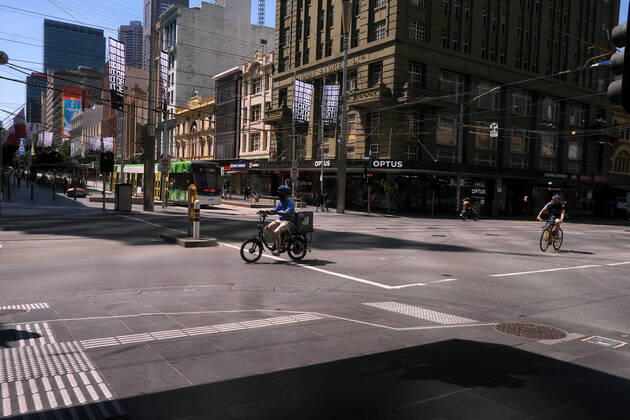 VICTORIA CORONAVIRUS COVID19, People are seen commuting around Melbourne city centre , Monday, February 15, 2021. Victorians are in lockdown for the third time amid fears the highly infectious UK strain of coronavirus has spread in the community. ( NO ARCHIVING, EDITORIAL USE ONLY, NO USE IN BOOKS WITHOUT CONSENT MELBOURNE VIC AUSTRALIA  Copyright: xLUISxASCUIx 20210215001520717805